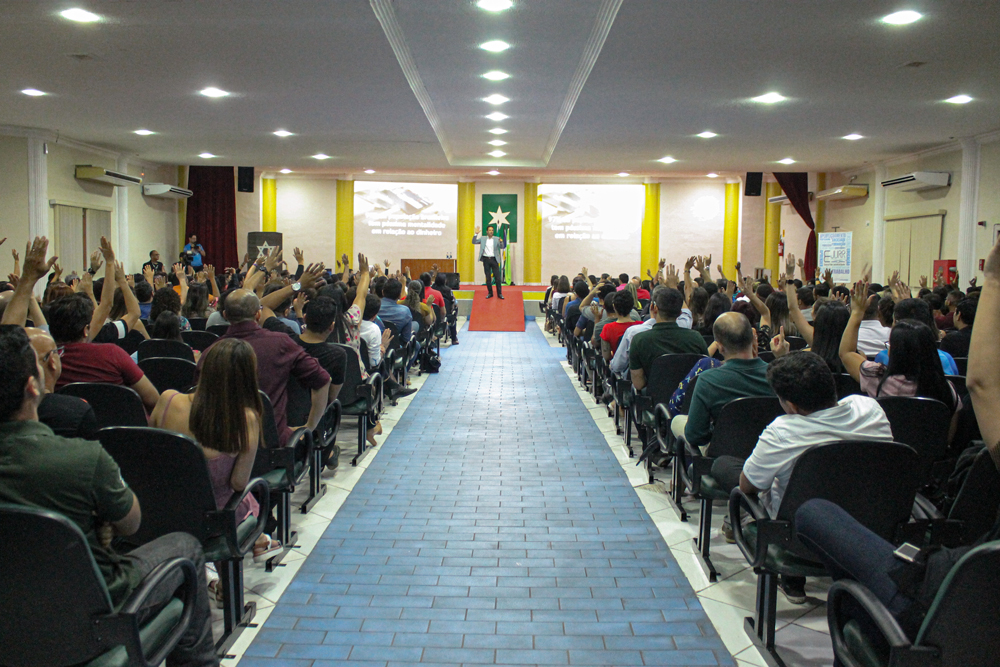 Ben Zruel  e os participantes da palestra em um momento de interação 