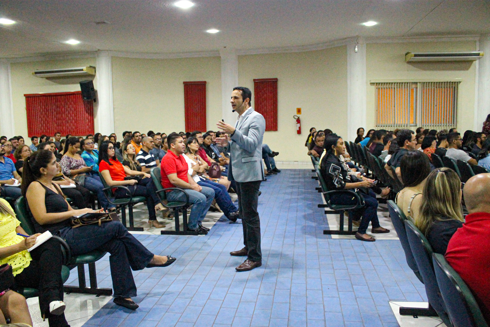 Ben Zruel palestrando em evendo realizado no auditório da Faculdade Cathedral 