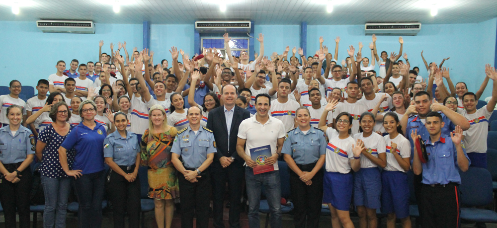 Foto geral dos estudantes da Escola Militar, acompanhados do desembargador Cristóvão Suter e do palestrante Ben Zruel  