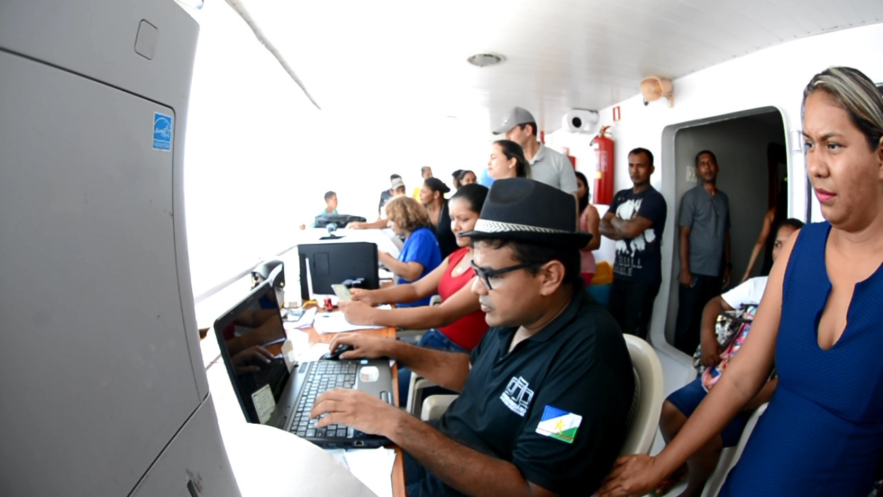 Equipe da Justiça Itinerante durante atendimento no Baixo Rio Branco e Negro 