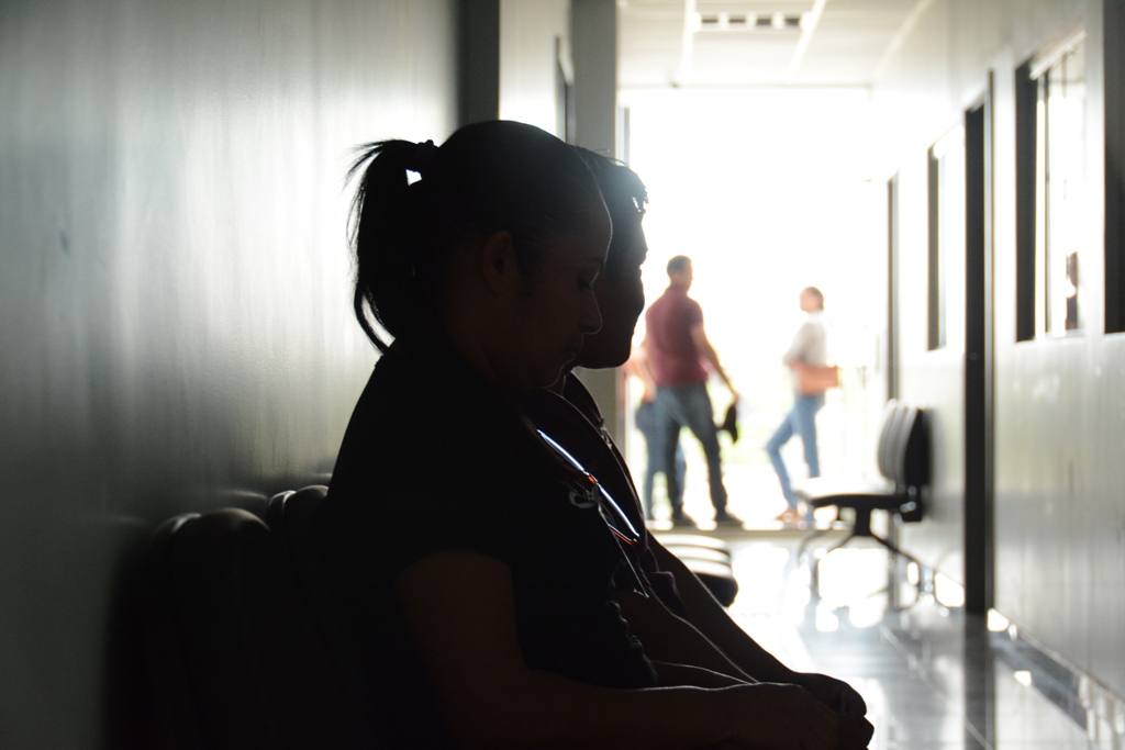 Mulheres aguardando atendimento em um corredor do Fórum Criminal do TJRR