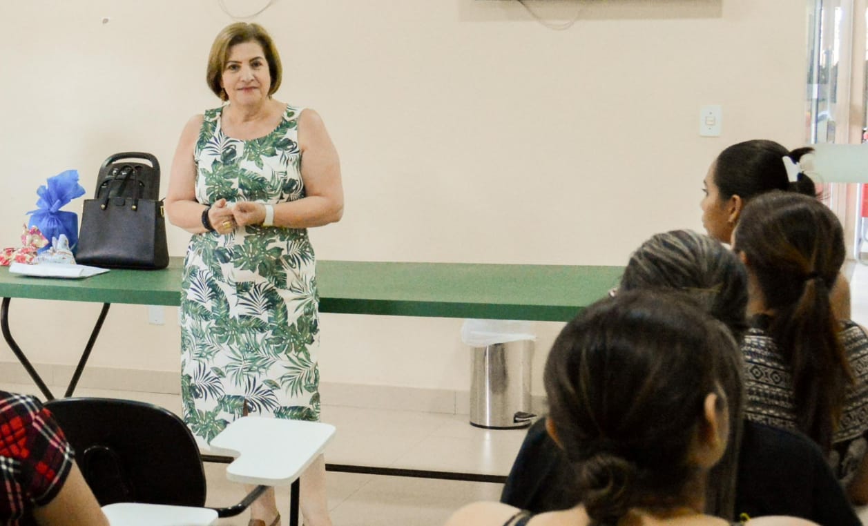 Juiza Maria Aparecida Cury palestrando para mulheres sobre a Lei Maria da Penha 