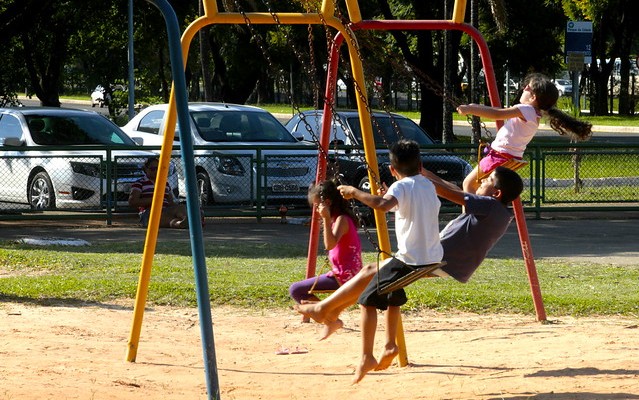 Crianças brincando em um parquinho 