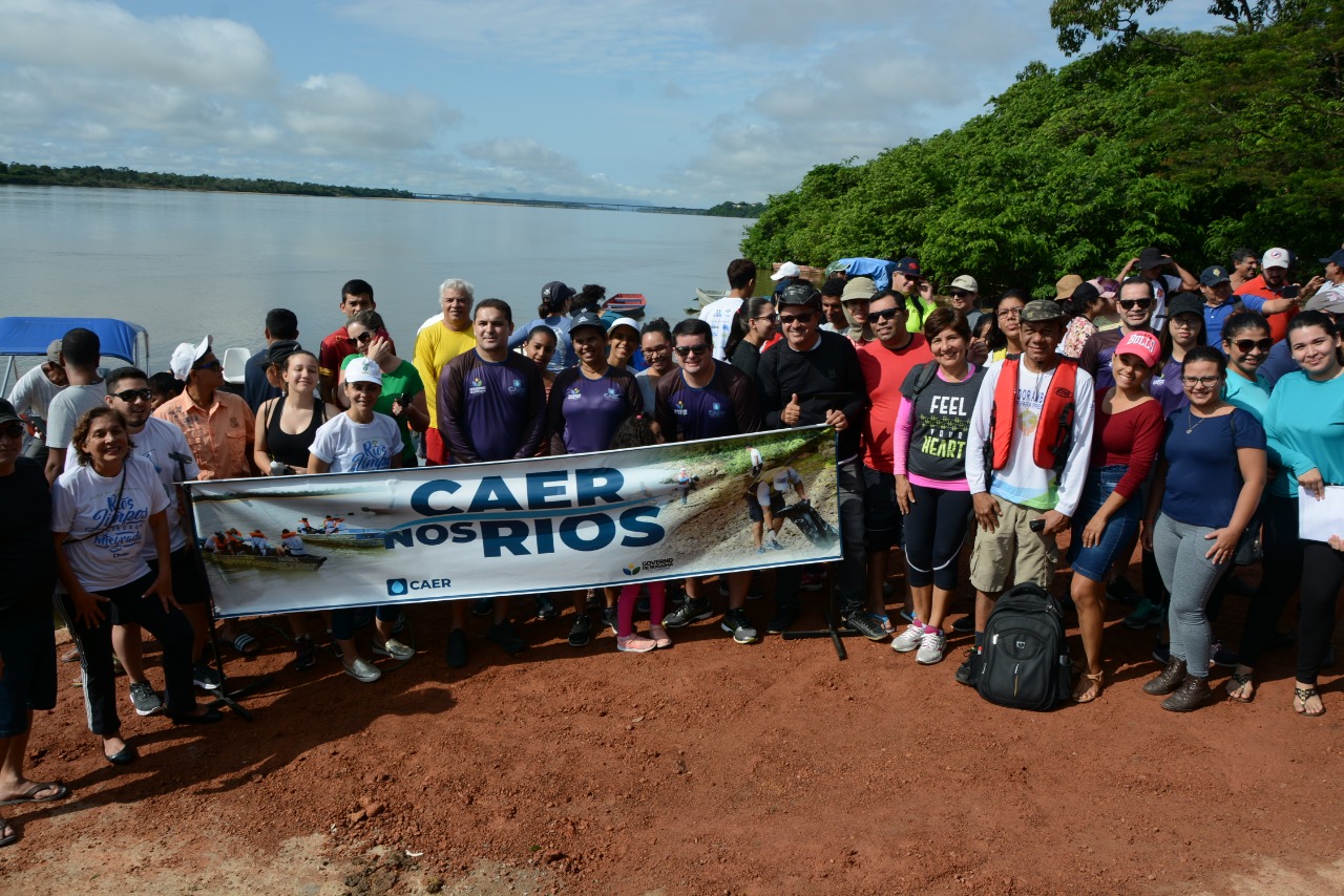 Equipe de Voluntários reunidos para registro fotográfico, antes das embarcações saírem para realizar a coleta de materiais no rio Branco.