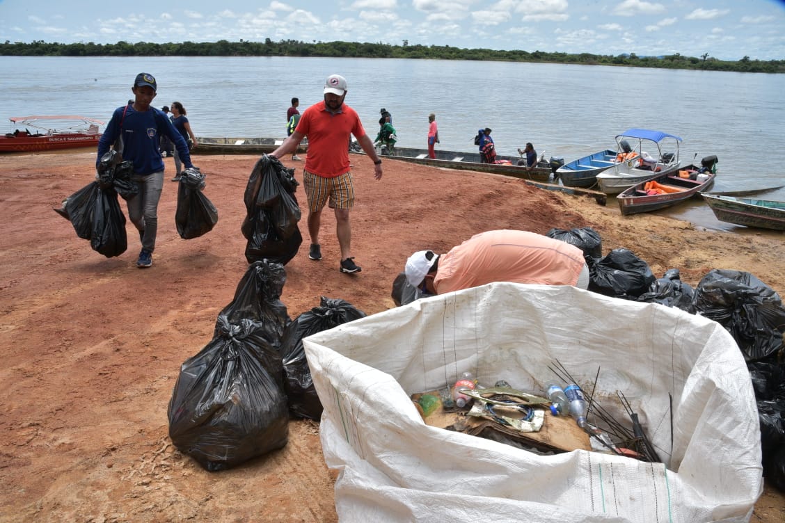 Voluntários durante as atividades do Caer nos Rios.