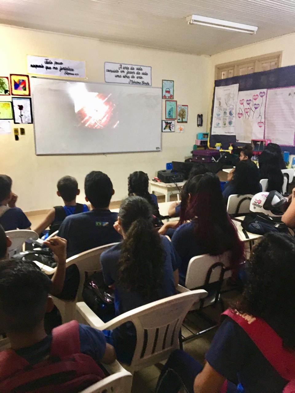 Alunos assistindo a palestras durante as atividades do Setembro Amarelo.