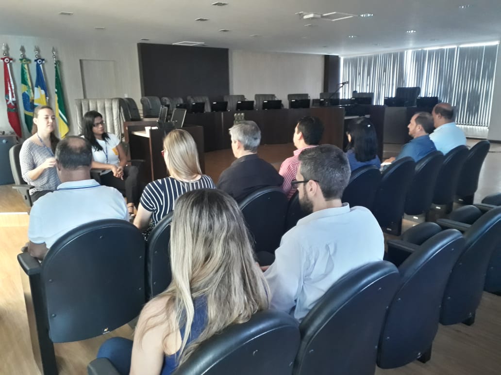 Servidores do Poder Judiciário de Roraima assistindo a palestra sobre o Minimalismo. 