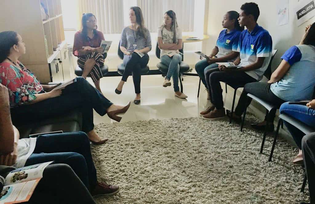 Servidores e estagiários do Poder Judiciário de Roraima participando de uma roda de conversa em alusão as atividades do Setembro Amarelo.