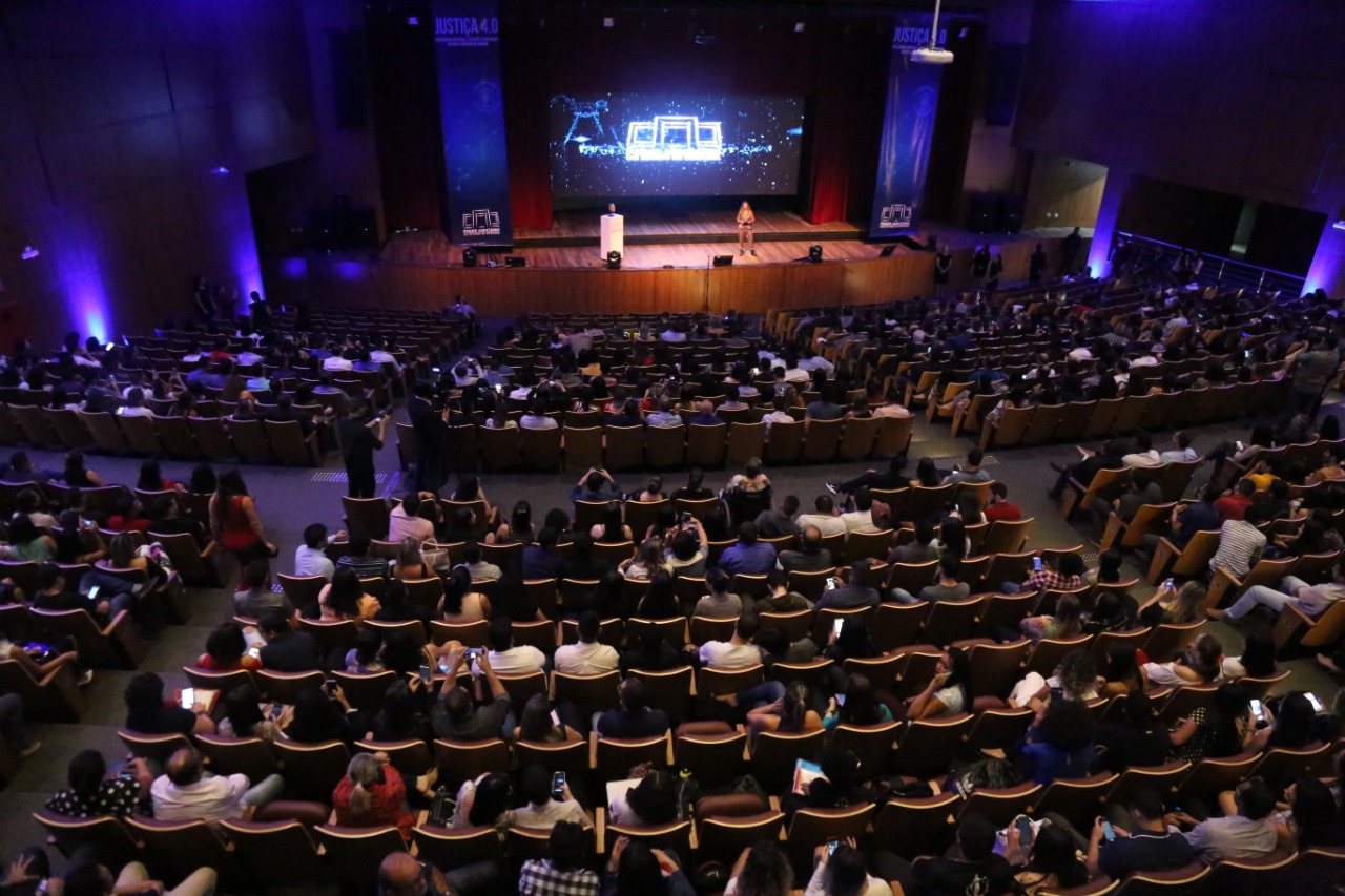 Público assistindo as apresentações do Justiça 4.0, no Teatro Municipal de Boa Vista 