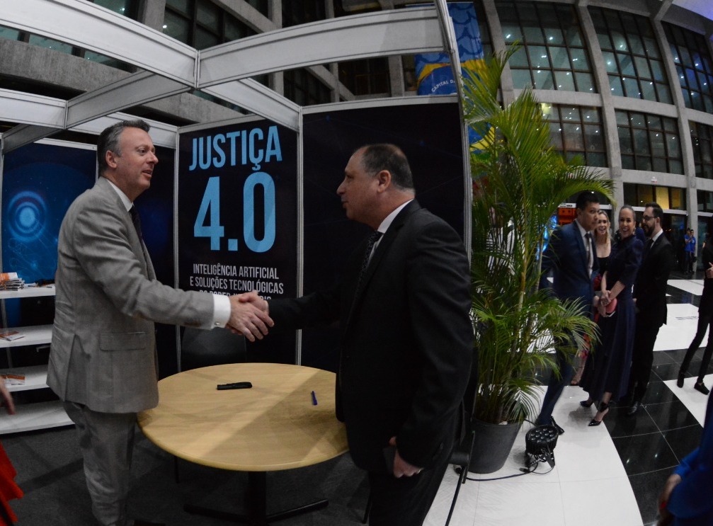 Presidente do Tribunal de Justiça de Roraima, desembargador Mozarildo Cavalcanti, visitando os stands do Justiça 4.0