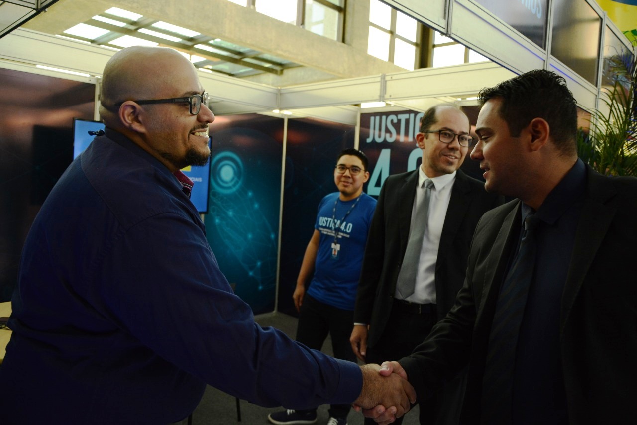 Público nos stands do Justiça 4.0, no Teatro Municipal de Boa Vista.