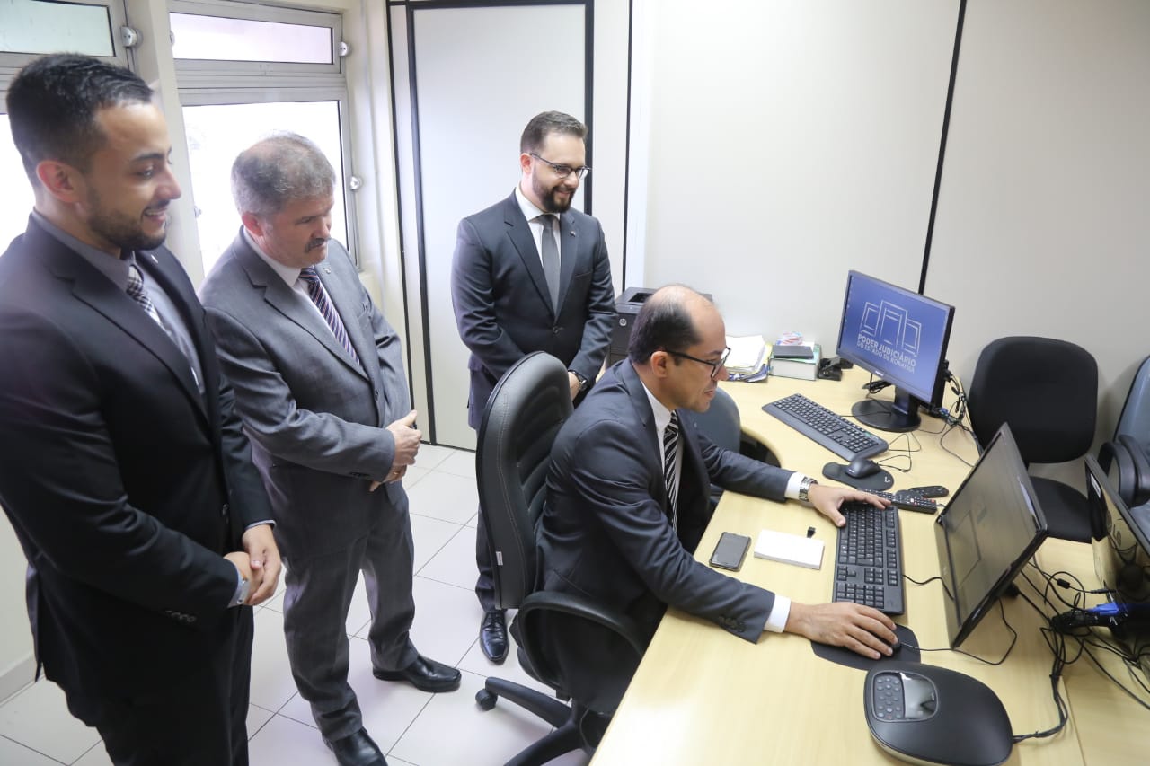 Juízes no momento da formalização do Alvará Judicial Eletrônico.