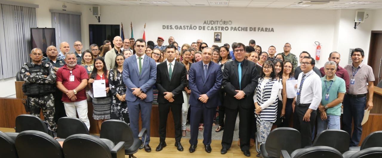 Presente do Tribunal de Justiça de Roraima, reunido com magistrados, servidores da Vepema e representantes das instituições que receberam os alvarás. 