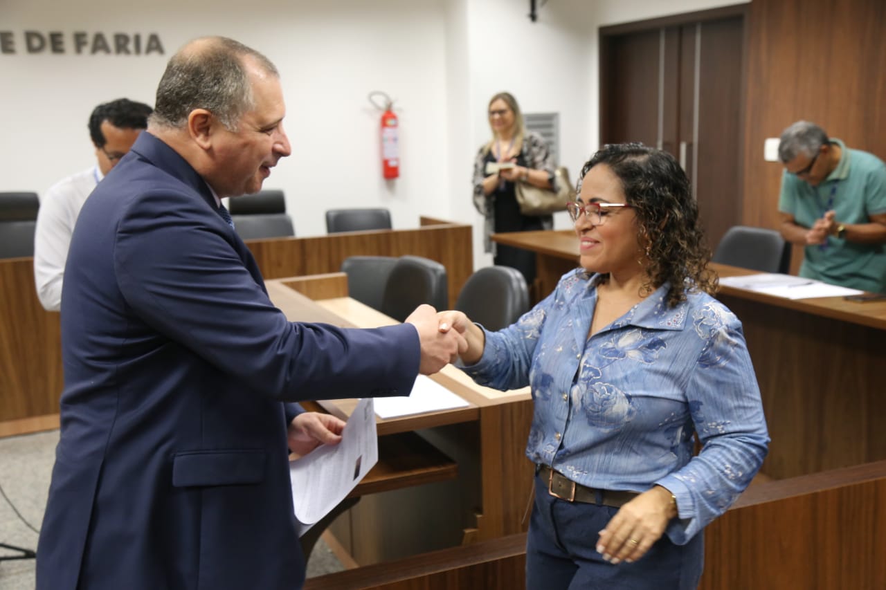 Desembargador Mozarildo Cavalcanti no momento da entrega dos alvarás a uma das instituições. 