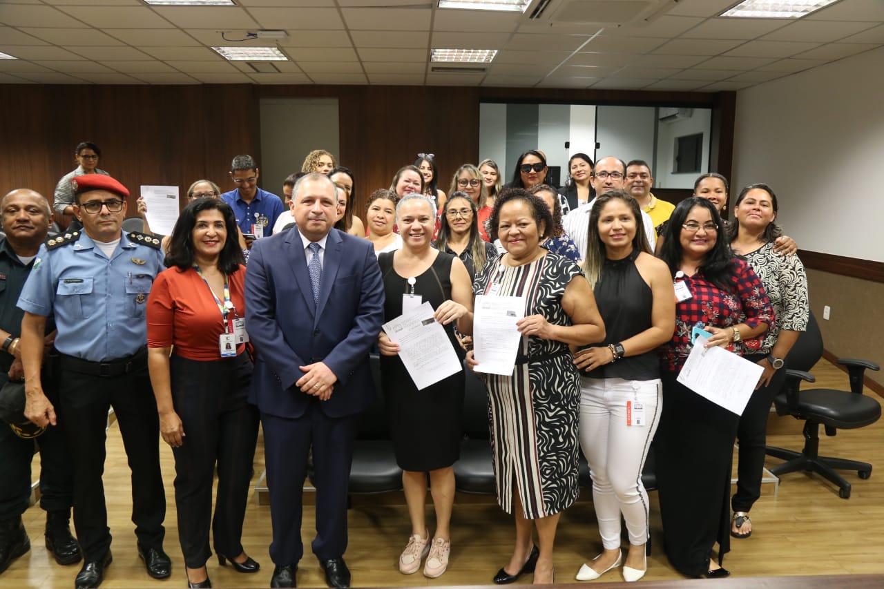 Representantes das instituições beneficiadas em uma foto com o presidente do TJRR, desembargador Mozarildo Cavalcanti. 