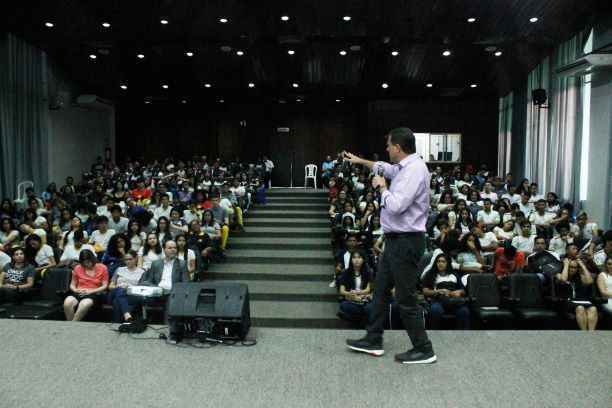  o empresário e escritor Paulo Kretly palestrando no Fórum Sobral Pinto em Boa Vista 