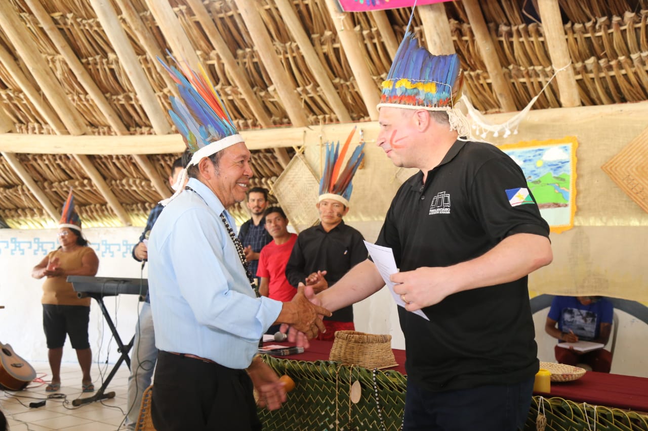 Lider indígena mais antigo da região, Jacir Souza, cumprimentando o presidente do TJRR, desembargador, Mozarildo Cavalcanti durante a solenidade de abertura dos trabalhos na comunidade indígena de Maturuca na Raposa Serra do Sol. 