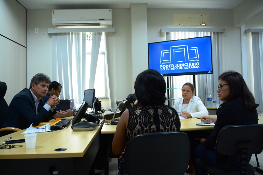 Equipe da Vara da Infância realizando conciliação. 