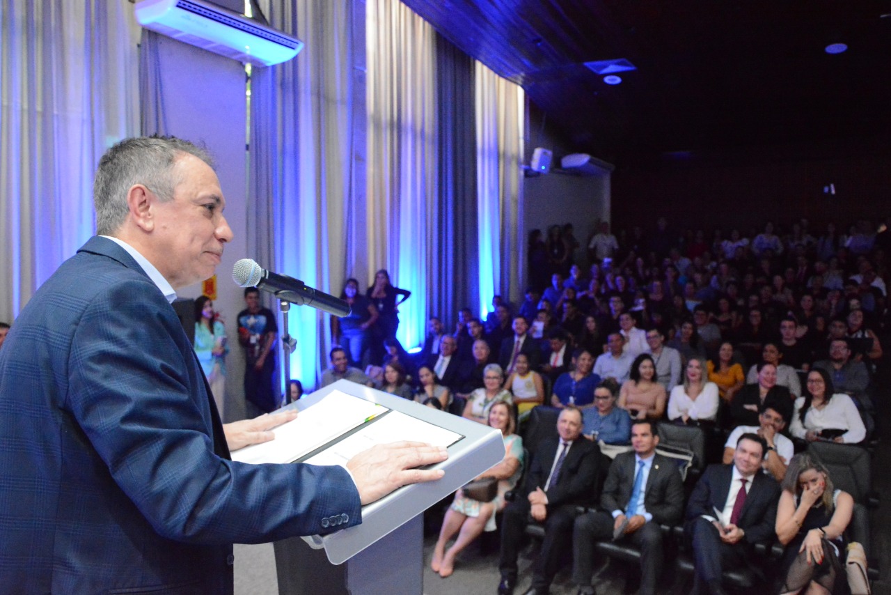 Desembargador e coordenador do ConciliRR, Almiro Padilha, discursando durante a cerimônia de abertura.    