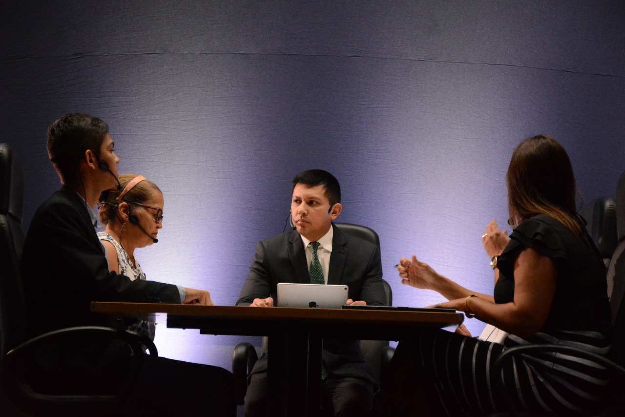 Momento em que uma peça teatral é encenada para demonstrar a evolução da conciliação.  