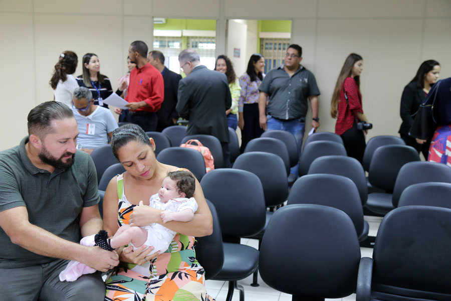 A servidora pública Eline, a filha e o marido, aguardando para realizarem a conciliação. 