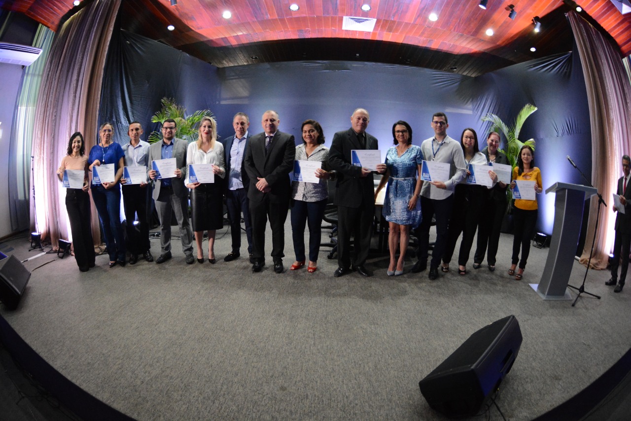 Conciliadores que foram certificados durante a cerimônia.