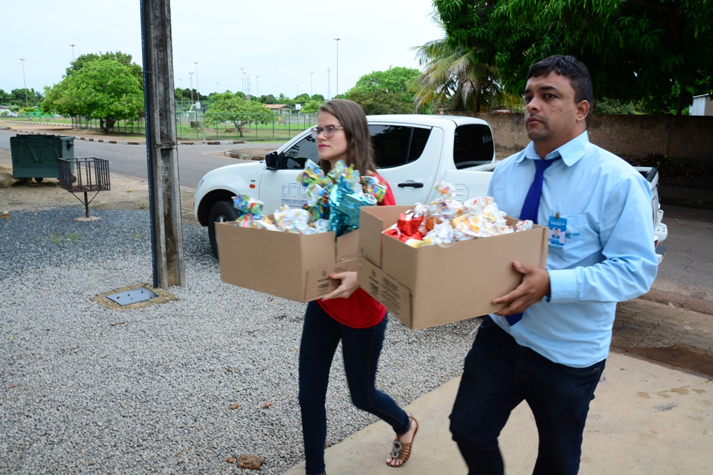 Equipe da SGE carregando as caixas de brinquedos para entrega na Associação Anjos de Luz.