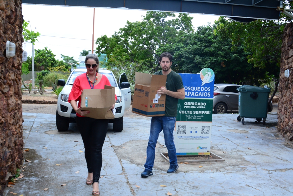 Entrega de pilhas e baterias no Bosque dos Papagaios em Boa Vista. 