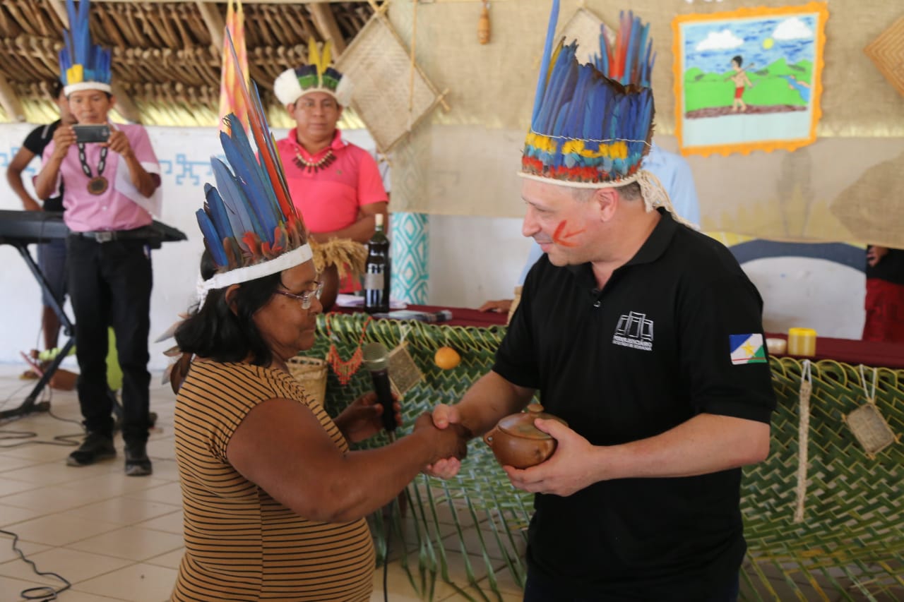 Recepção ao presidente do Poder Judiciário de Roraima, desembargador,  Mozarildo Cavalcanti, sendo recepcionado por indígenas em Maturuca.  