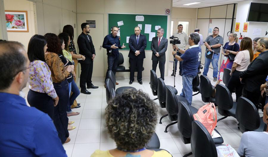 Presidente do TJRR, desembargador Mozarildo Cavalcanti, desembargador e coordenador do ConciliaRR Almiro Padilha durante discurso de inauguração da Câmara de Conciliação da Saúde no Fórum Advogado Sobral Pinto. 