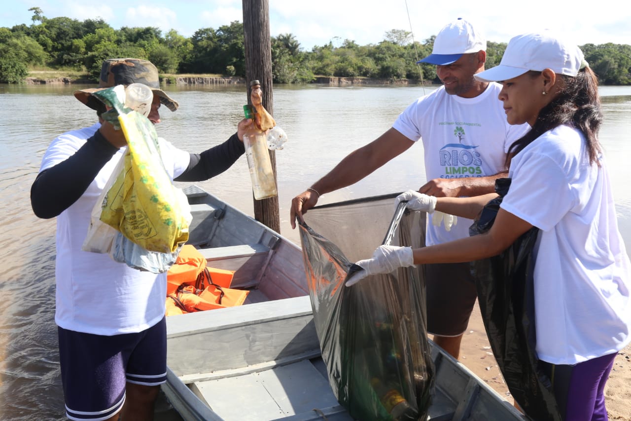 Voluntários durante ação do Caer nos Rios na praia do Cauamé.