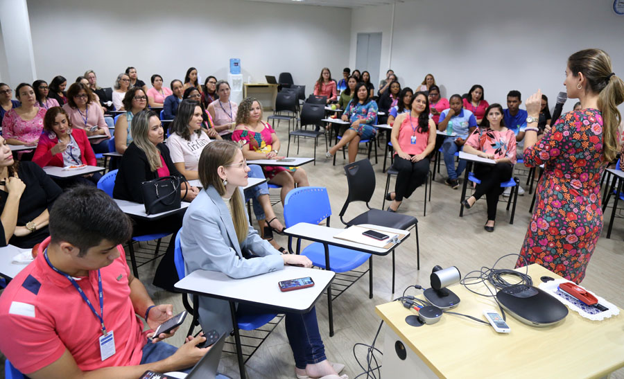 Palestra sobre o autoexame dentro da programação do Outubro Rosa no Tribunal de Justiça de Roraima. 