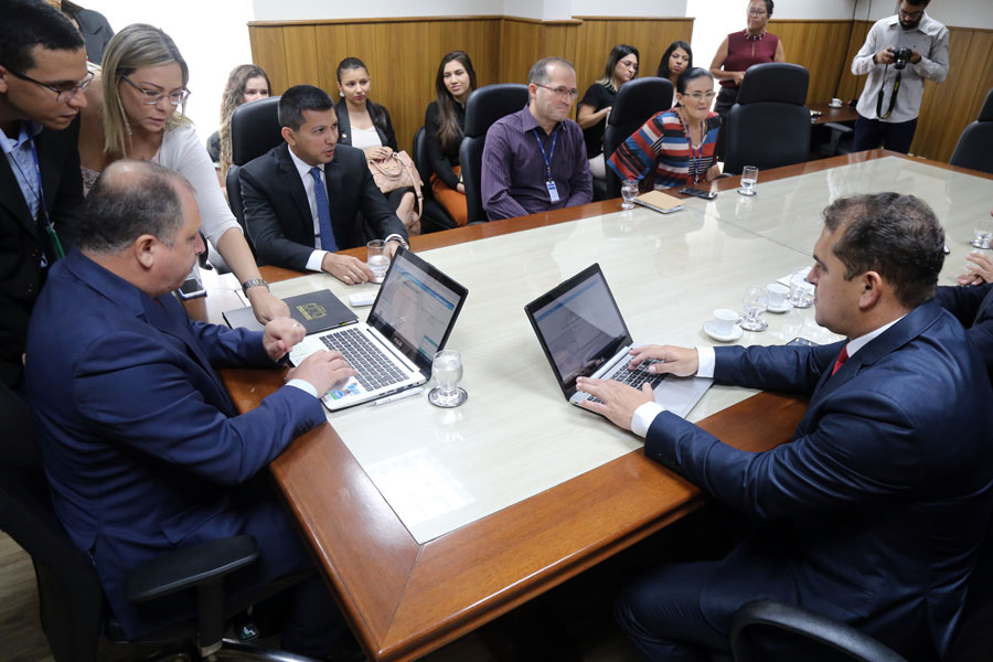 O presidente do TJRR, desembargador Mozarildo Cavalcanti, e o presidente da Caer, James Serrador, durante assinatura do Termo de Cooperação Técnica para a promoção de conciliação com os devedores da Caer.