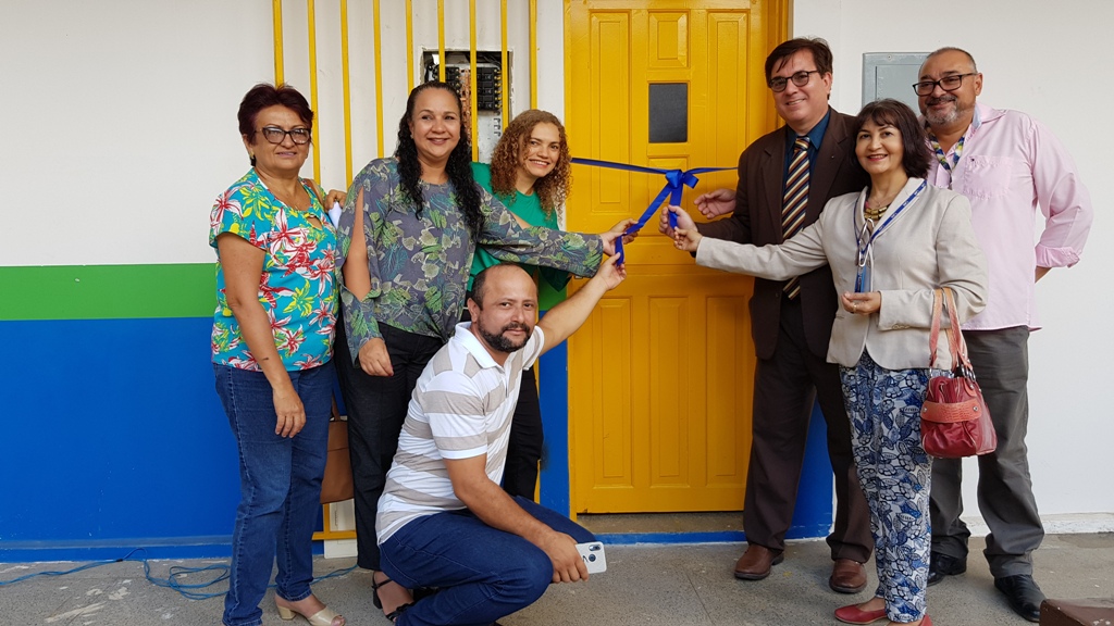 Equipe Vepema e da Secretaria de Educação durante inauguração da sala lúdica. 