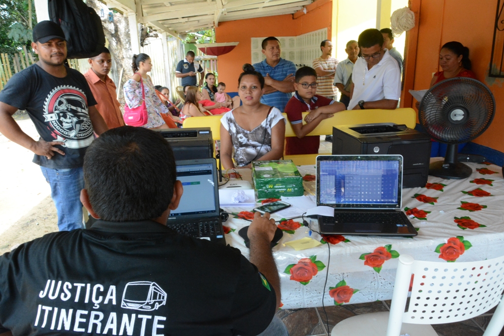 Pessoas durante atendimentos da Justiça Itinerante no interior de Roraima.