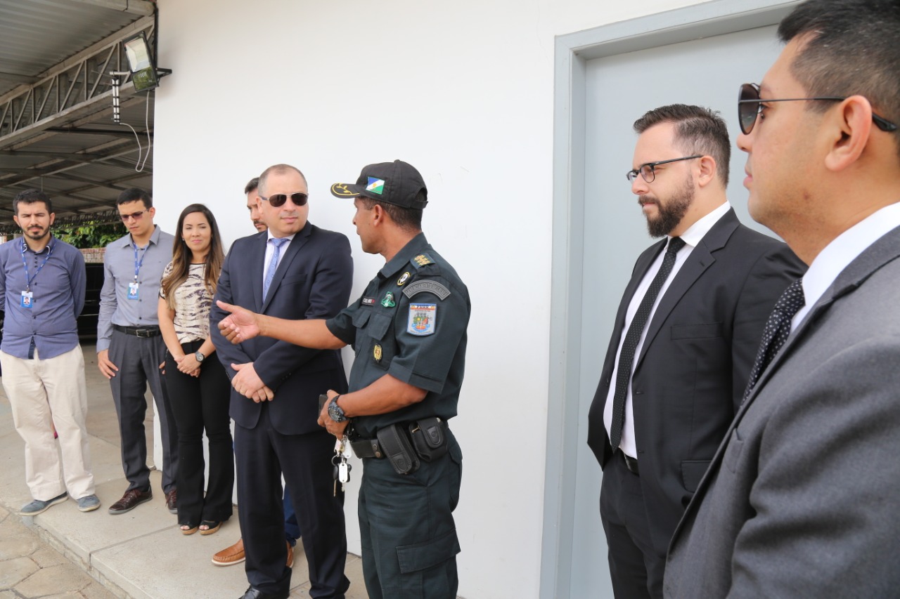 Equipe do Tribunal de Justiça durante a entrega dos veículos.  