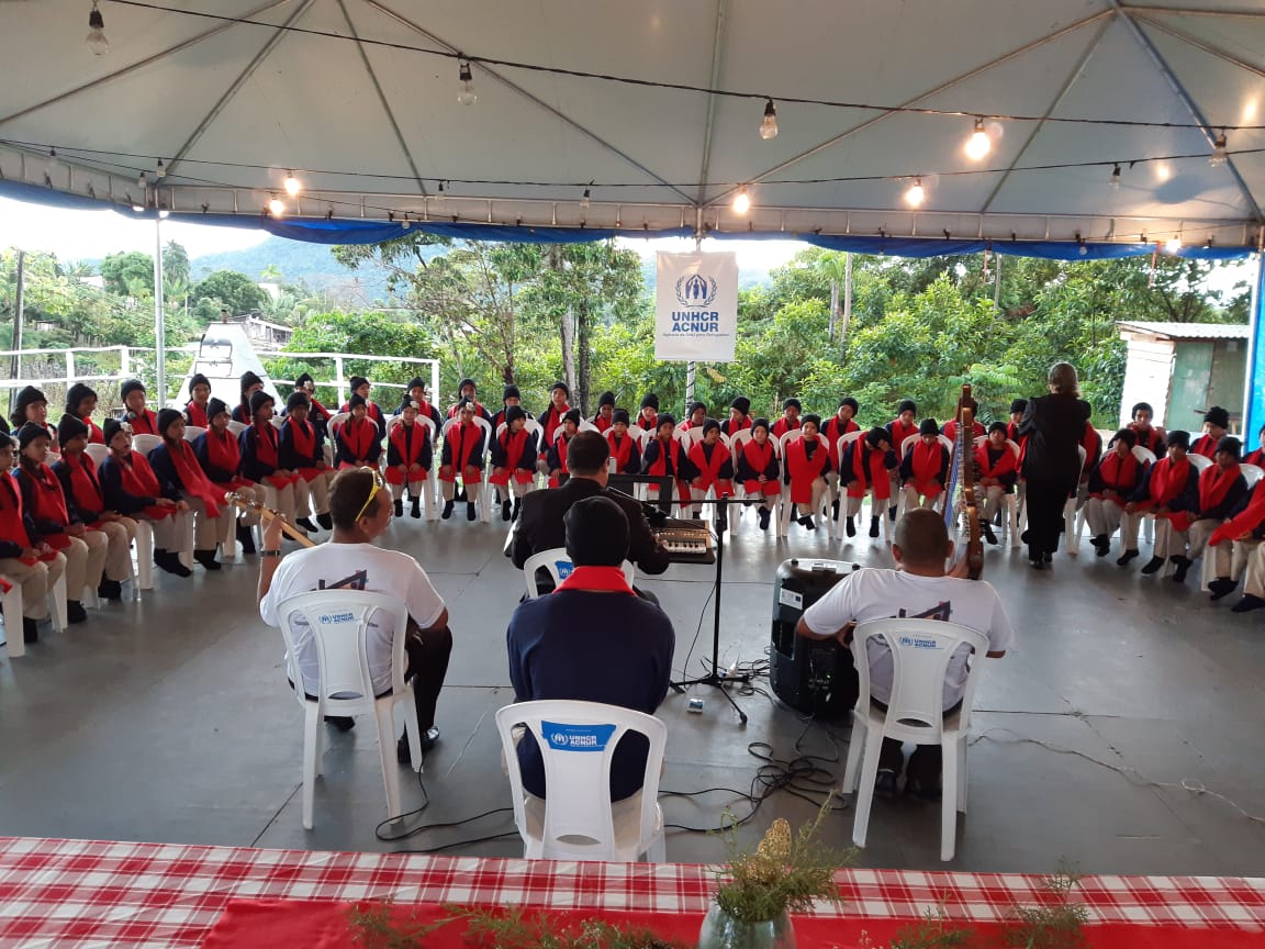 Coral Canarinhos da Amazônia durante a entrega de brinquedos em Pacaraima.   