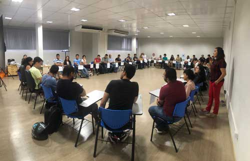 Estagiários durante dinâmica no curso da Escola do Judiciário.  