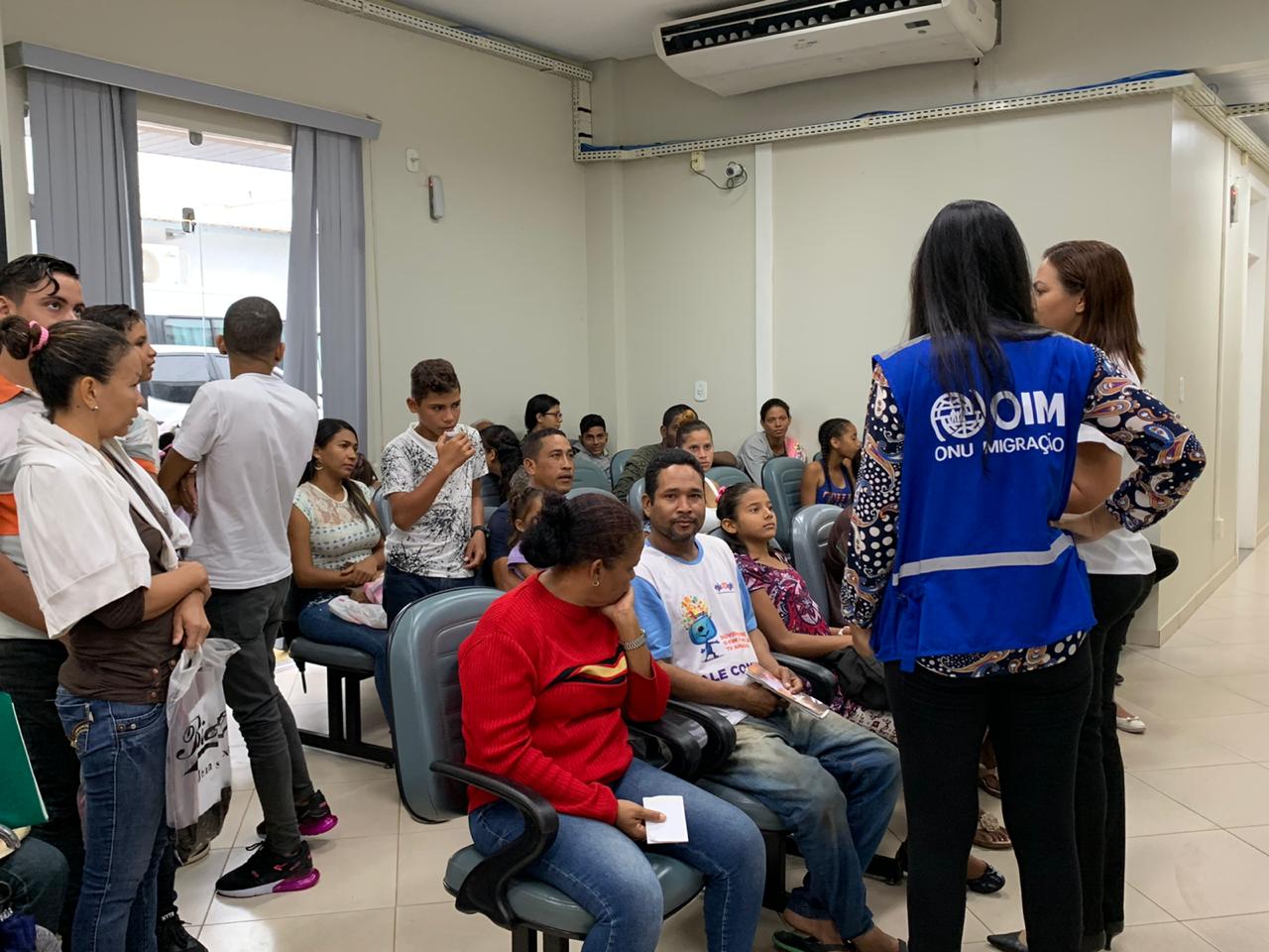 Imigrantes durante atendimento na Vara da Infância.