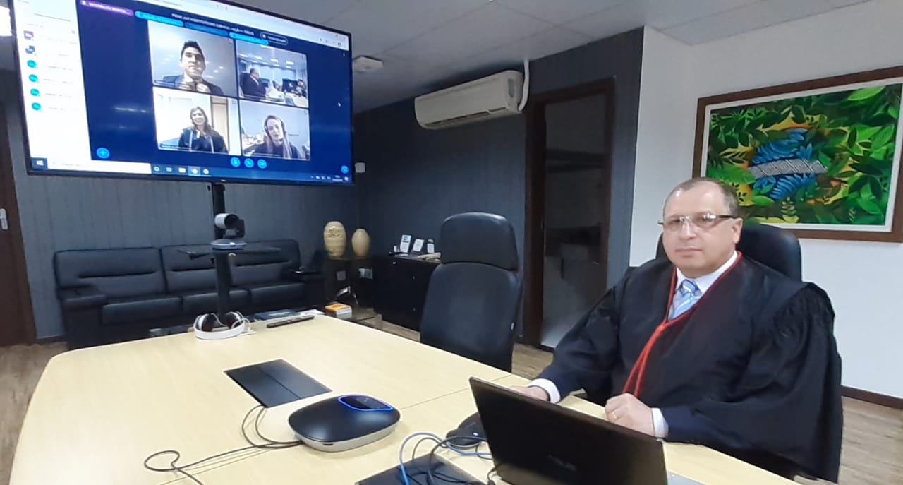 Presidente do TJRR, desembargador Mozarildo Cavalcanti, conduzindo a sessão virtual  do gabinete.