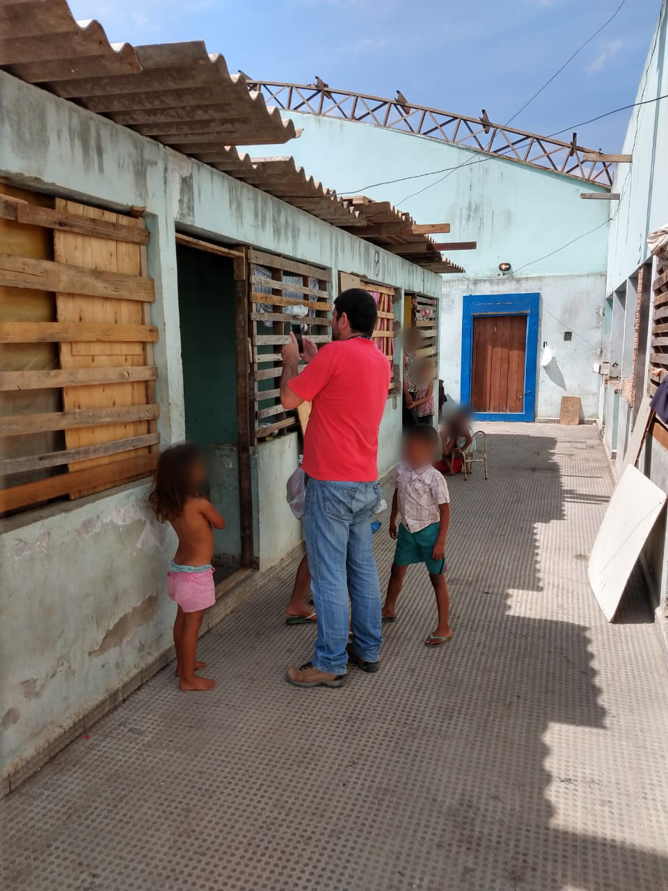 Equipes da Divisão de Proteção do TJRR durante fiscalização de condições de moradia e familiar de crianças e adolescentes.