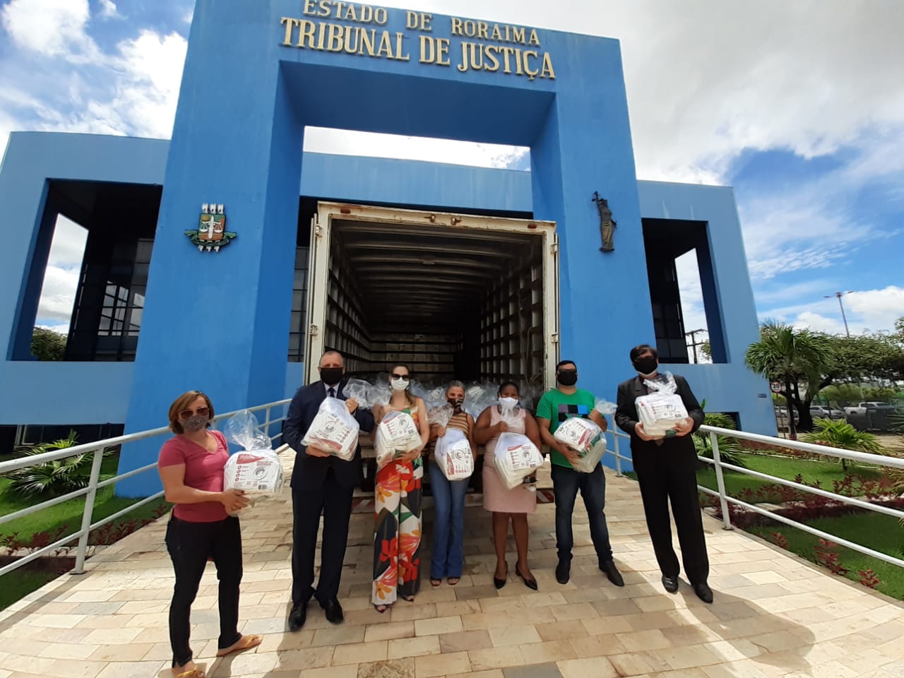 O presidente do TJRR, desembargador Mozarildo Cavalcanti,  juiz da Vepema, Alexandre Magno, acompanhados dos representantes das instituições beneficiadas. 