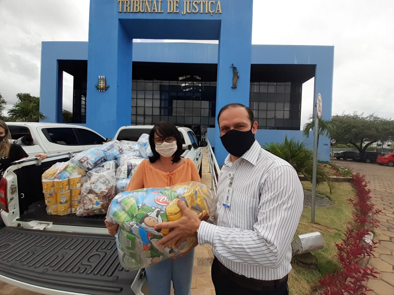 Momento das doações em frente a sede do Poder Judiciáio de Roraima. 