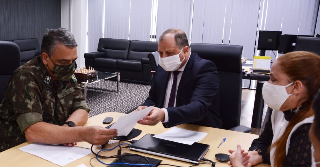 Momento da assinatura do Termo pelo  presidente do Poder Judiciário, desembargador Mozarildo Cavalcanti, e o comandante da Operação Acolhida, general Antonio Barros.