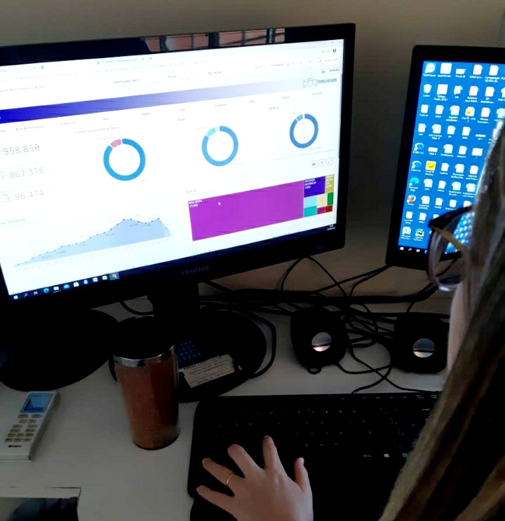 Pessoa acessando o BI pelo computador.