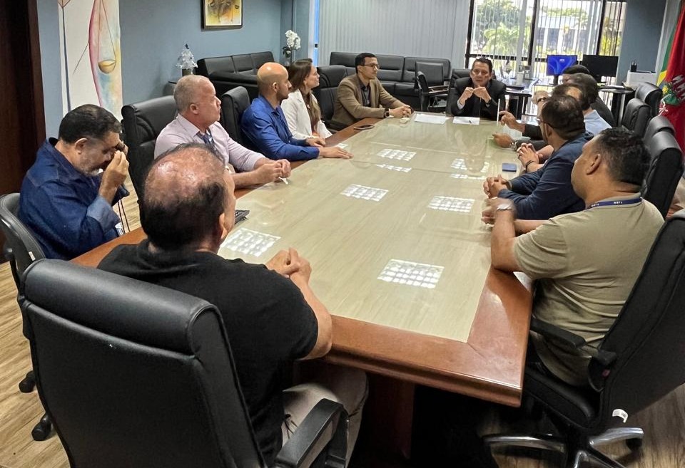 Imagem do desembargador Jésus Nascimento reunido com o secretário-geral, Henrique Tavares, a secretária de Finanças, Taináh Westin, e representantes de sindicatos e associações dos servidores do Poder Judiciário