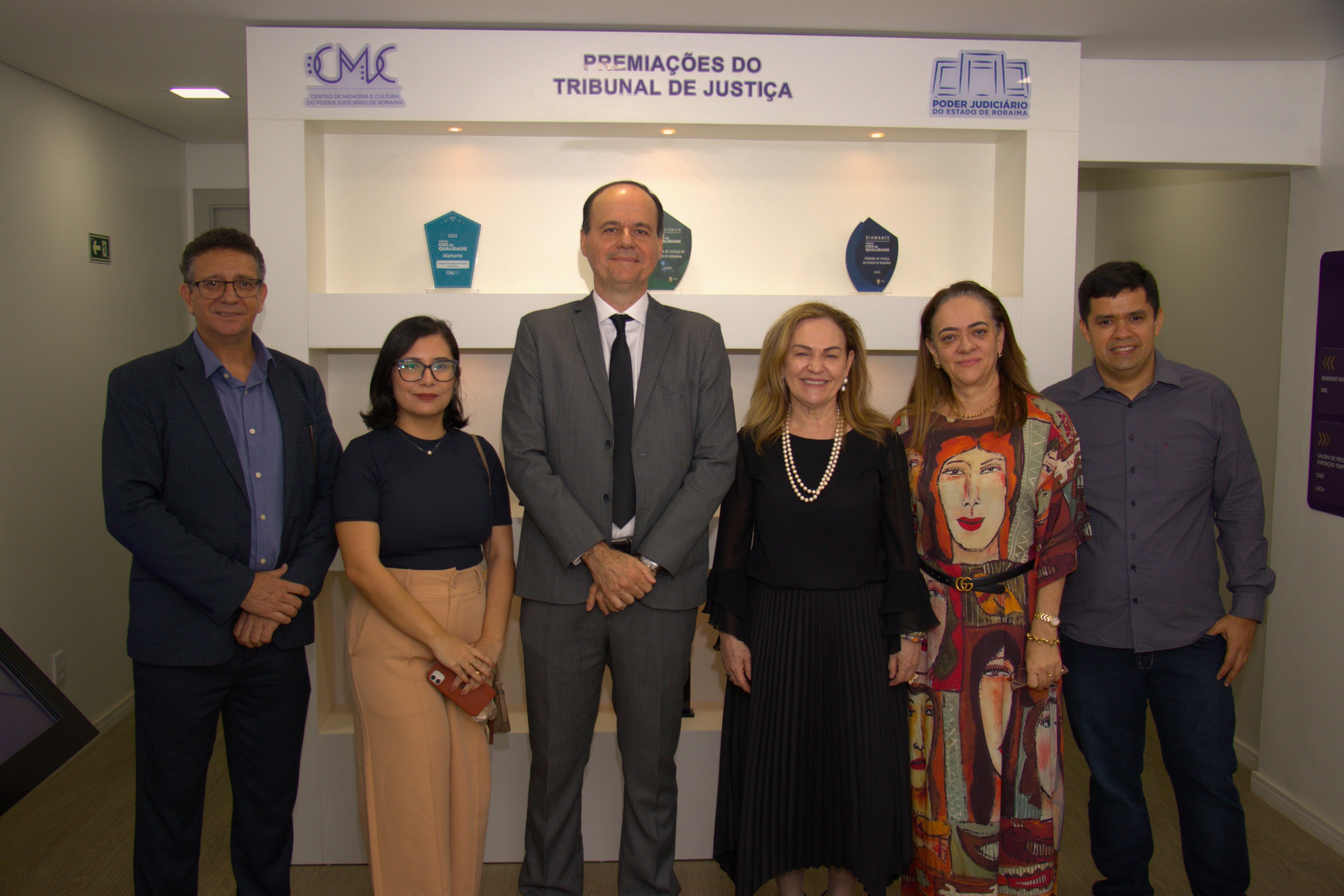 Foto colorida mostrando o desembargador Cristovão Suter ao lado da equipe do Tribunal de Justiça do Acre (TJAC), liderada pela presidente do TJAC, desembargadora Regina Ferrari.