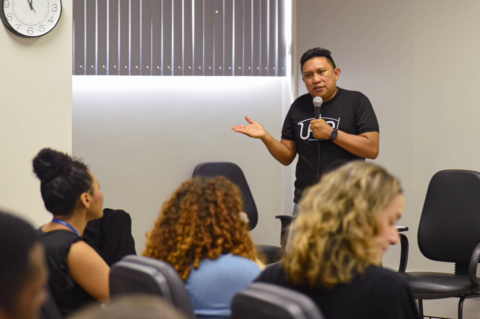 foto colorida do Dário Vitório Kopenawa Yanomami falando ao microfone