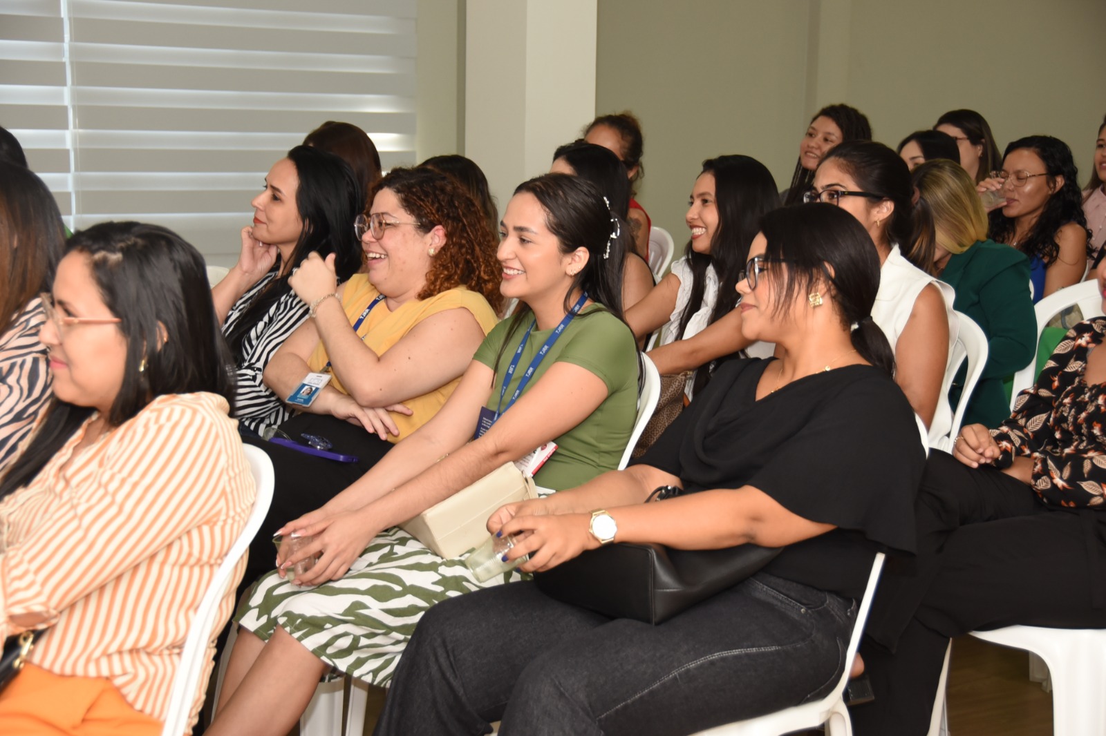 foto colorida de mulheres sentadas em fileira