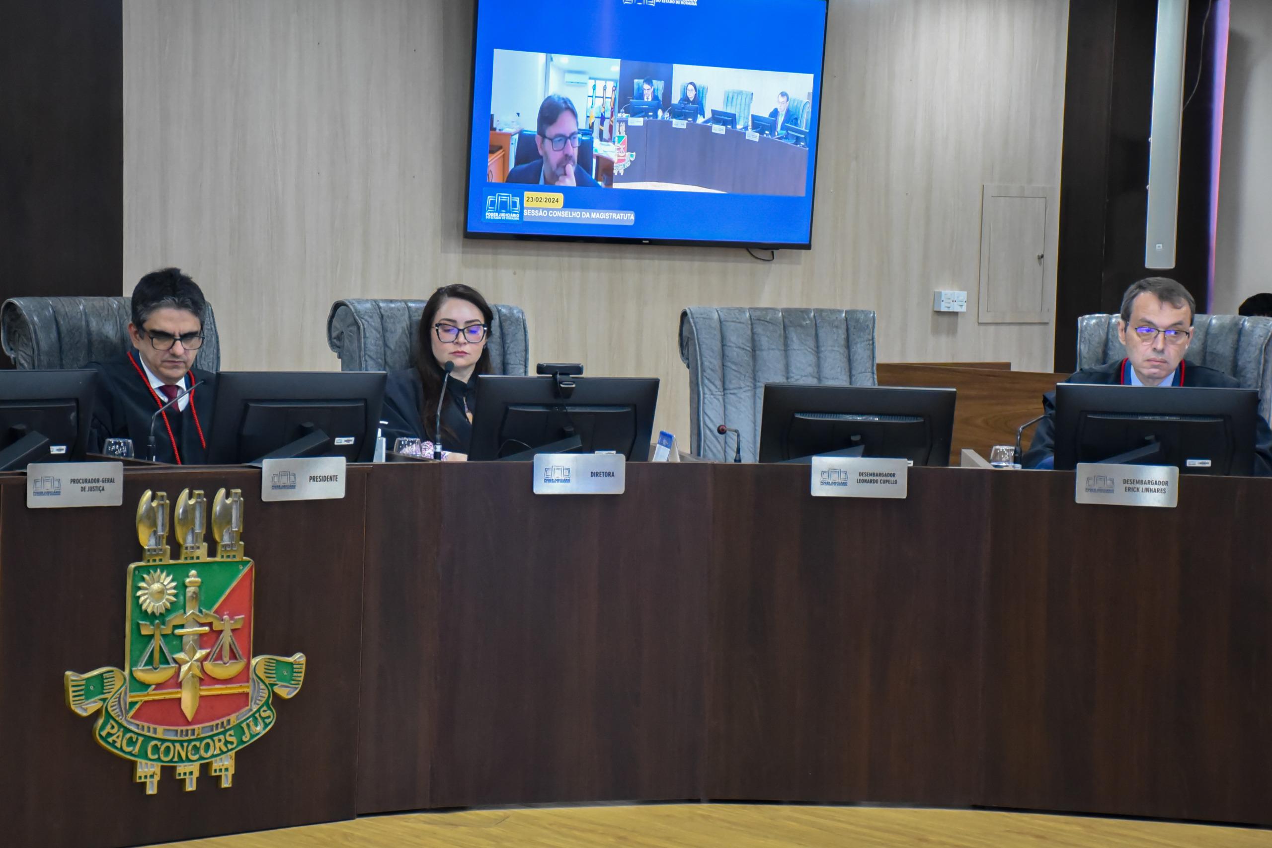 Foto colorida com três pessoas em um semicírculo na mesa na 1ª Sessão Ordinária do Conselho da Magistratura. Da esquerda para a direita está o Desembargador Ricardo Oliveira, a Chefe da Secretaria do Tribunal Pleno Michelle Miranda de Albuquerque e o Desembargador Erick Linhares